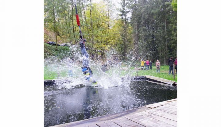 Edition La Plaine | La Dernière De La Saison Pour Le Saut À dedans Jeux De Saut Dans L Eau