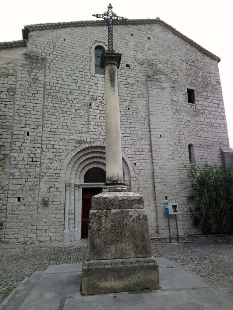 Église Saint-Pierre-Aux-Liens, Village De Ruoms (Région Rh dedans R2Gion France