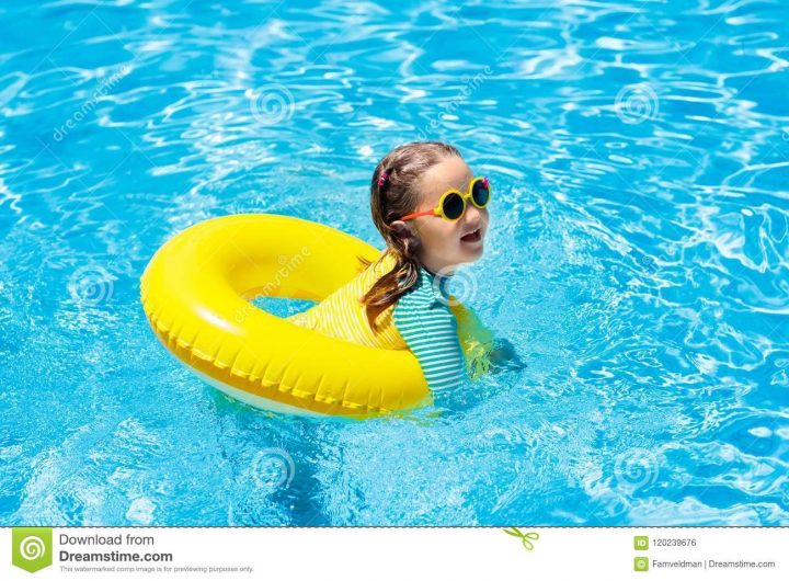 Enfant Dans La Piscine Bain D'enfants Jeu De L'eau Photo concernant Jeux De Saut Dans L Eau