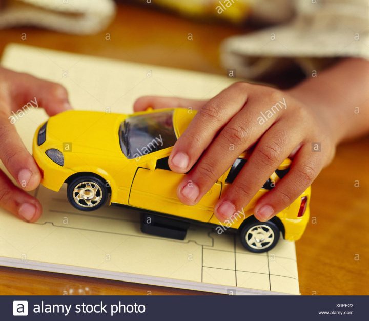 Enfant, Détail, Les Mains, Les Jouets Voiture Jaune, Enfant à Jeux De Voiture Jaune