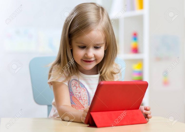 Enfant Fille Avec Ordinateur Tablette À Table À La Maison. à Tablette Enfant Fille