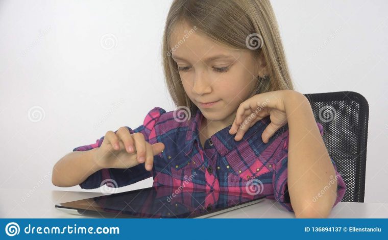 Enfant, Fille Jouant La Tablette, Ordinateur, Internet tout Tablette Enfant Fille