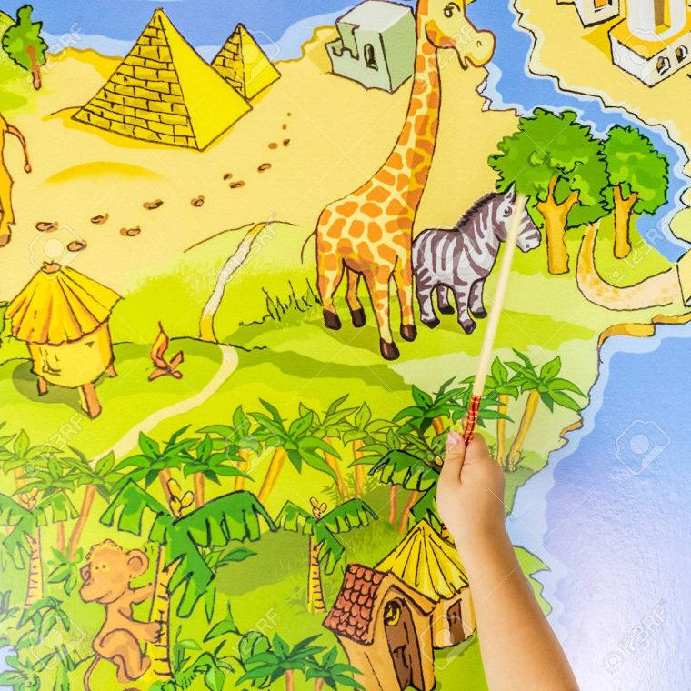 Enfant Indiquant Zèbres Et Chameaux Sur La Carte Du Monde Dessinée concernant Carte Du Monde Enfant