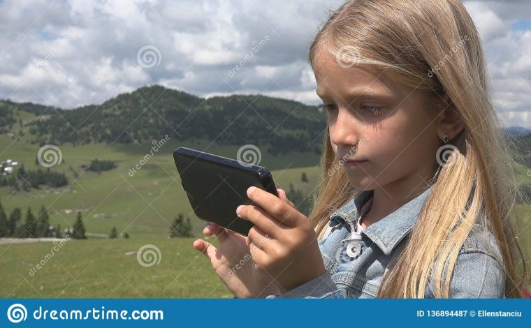 Enfant Jouant La Tablette Extérieure En Parc, Utilisation concernant Tablette Enfant Fille