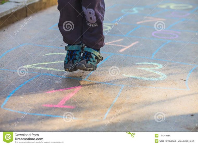 Enfant Jouant Le Jeu De Marelle Sur Le Terrain De Jeu Dehors dedans Jeux Gratuit De Garçon