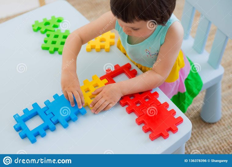 Enfant Préscolaire 3 Ans Jouant Avec Les Blocs Colorés De destiné Jeux Enfant De 3 Ans