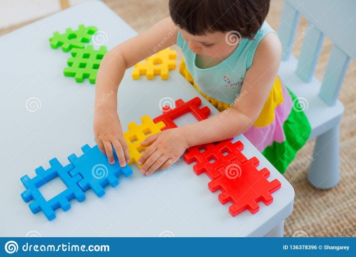 Enfant Préscolaire 3 Ans Jouant Avec Les Blocs Colorés De encequiconcerne Jeux Gratuit Garçon 3 Ans