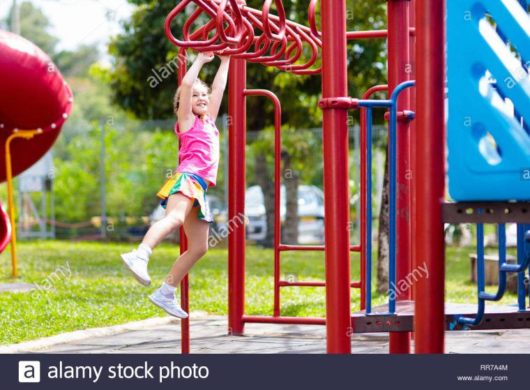 Enfant Sur Monkey Bars. Aire De Jeux Pour Enfants À L'école tout Jeux Pour Petite Fille