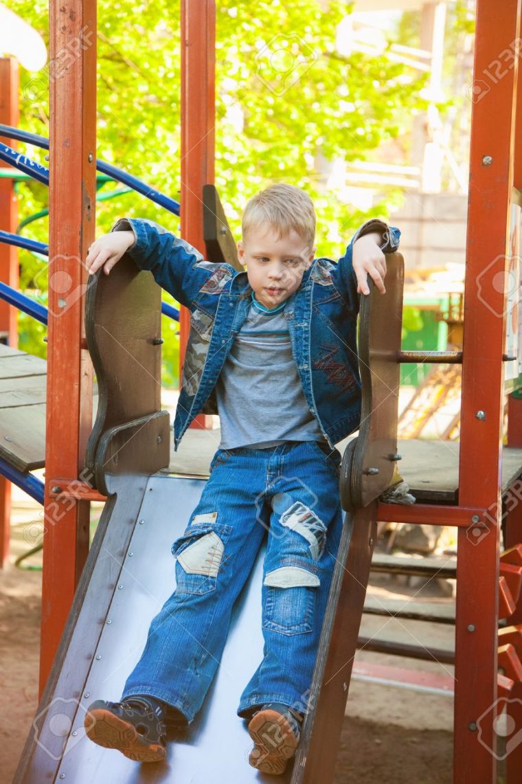 Enfant Triste Drôle Coulissant Au Terrain De Jeux. 7 Ans Kid Jouer À Des  Jeux Pour Enfants. Enfant Heureux Assis Sur La Diapositive Sur Printemps Ou dedans Jeux Pour Enfant 7 Ans