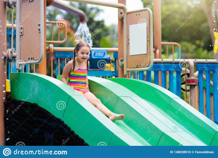 Enfants Au Parc D'aqua Enfant Dans La Piscine Photo Stock destiné Jeux De Saut Dans L Eau