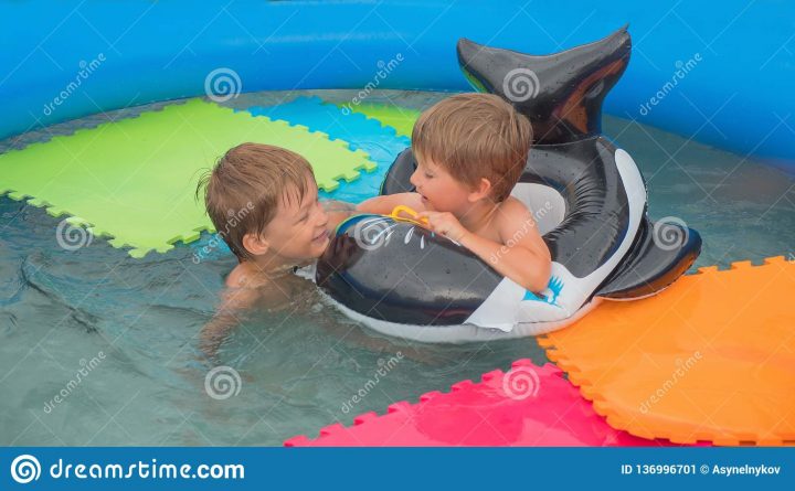 Enfants Et Nature Jeunes Adultes Concept De Déplacement avec Jeux De Saut Dans L Eau