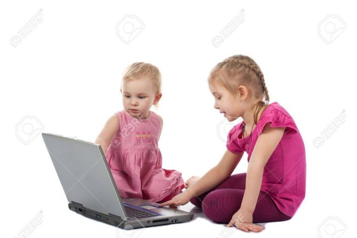 Enfants Jeu De L'ordinateur Sur Un Ordinateur Portable Isolé Sur Blanc concernant Jeux Ordinateur Enfant