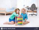 Enfants Jouant Avec Des Abacus. Les Enfants À Apprendre À concernant Apprendre A Compter Maternelle