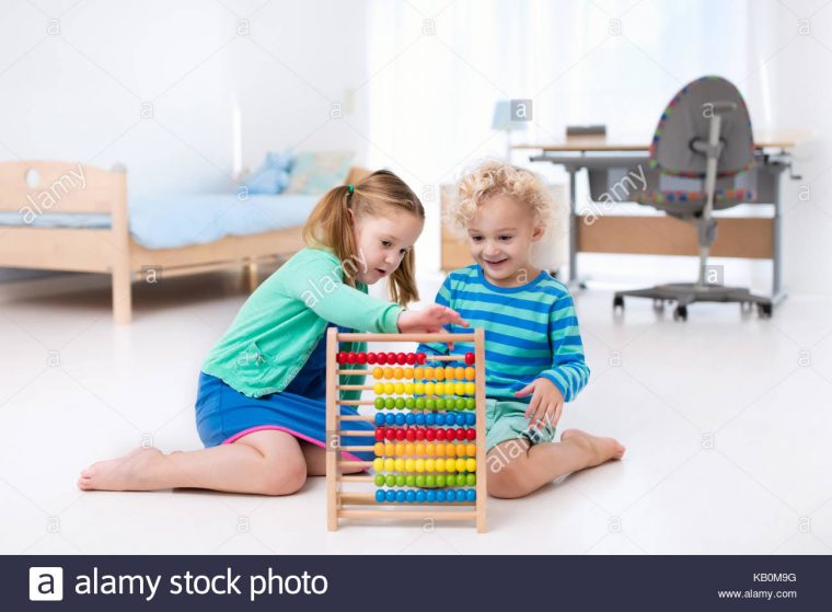 Enfants Jouant Avec Des Abacus. Les Enfants À Apprendre À concernant Apprendre A Compter Maternelle