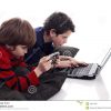 Enfants Jouant L'ordinateur Et Les Jeux Vidéo Photo Stock avec Jeux Ordinateur Enfant