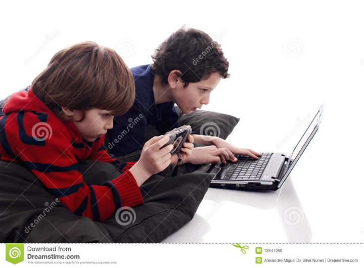 Enfants Jouant L'ordinateur Et Les Jeux Vidéo Photo Stock avec Jeux Ordinateur Enfant