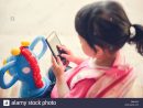 Enfants Jouant Smartphone / Enfant Fille Tenir Téléphone pour Jeux Enfant 2 3 Ans