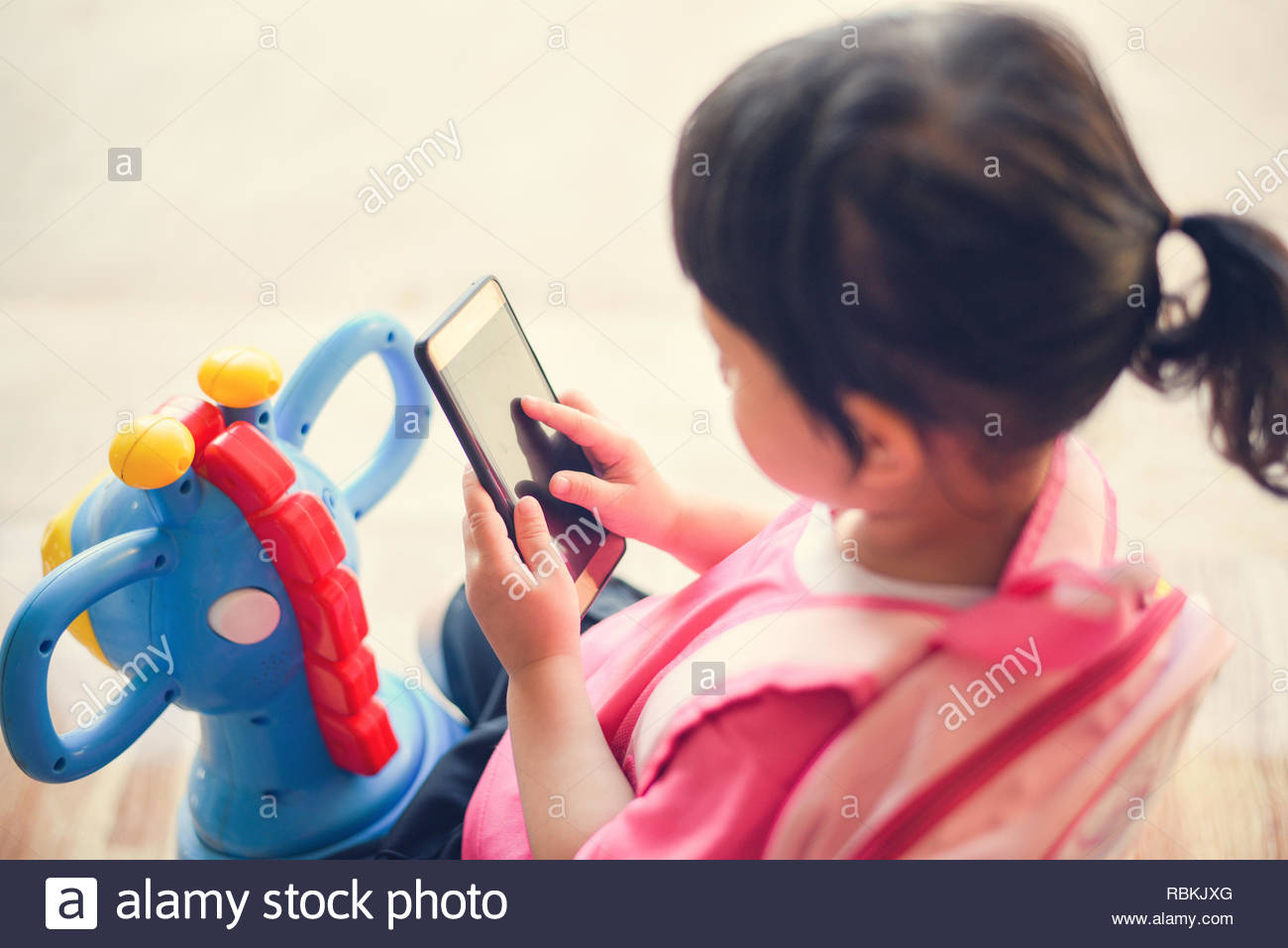 Enfants Jouant Smartphone / Enfant Fille Tenir Téléphone pour Jeux Enfant 2 3 Ans