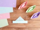 Ensemble De Bateaux Origami Et Feuilles Carrées De Papier Coloré Sur Une  Table En Bois. Comment Faire Un Simple Navire Origami. Tutoriel De Pliage serapportantà Pliage Papier Enfant
