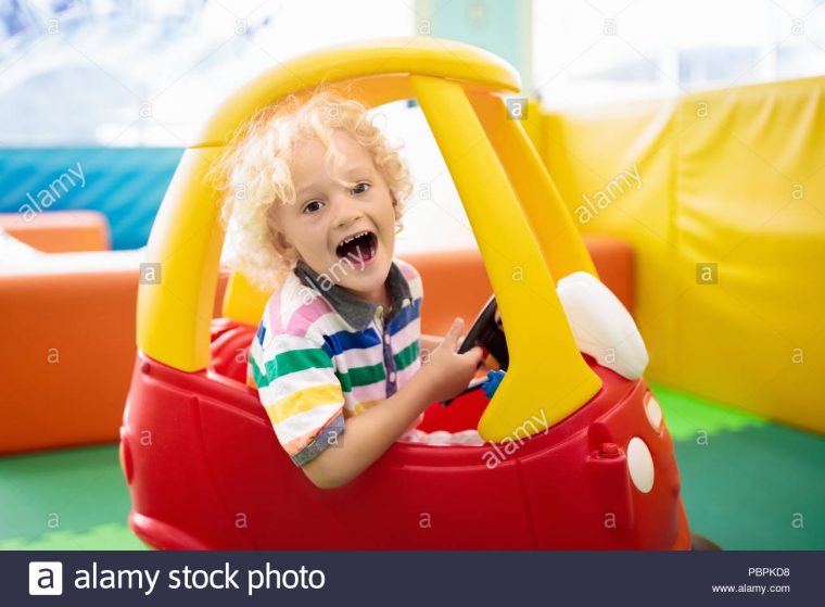 Équitation Enfant Petite Voiture. Petit Garçon Jouant Avec à Jeux De Petite Voiture