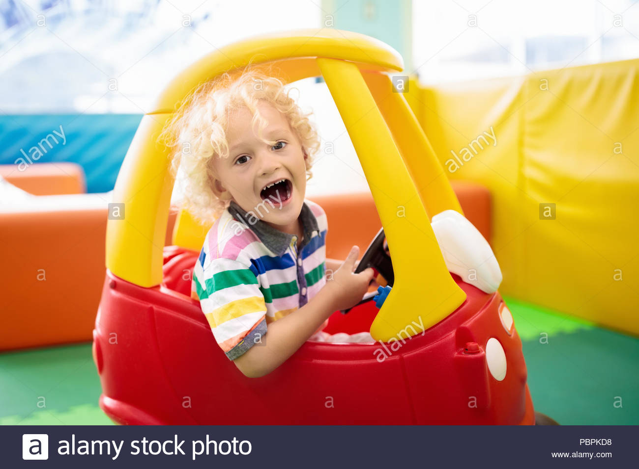 Équitation Enfant Petite Voiture. Petit Garçon Jouant Avec dedans Les Jeux Des Garçons De Voiture