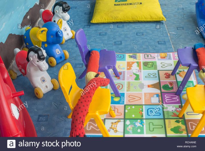 Faites Glisser Et Tout-Petits Ballons Colorés Dans L'aire De intérieur Jeux Pour Petit Enfant