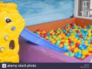 Faites Glisser Et Tout-Petits Ballons Colorés Dans L'aire De intérieur Jeux Pour Tout Petit