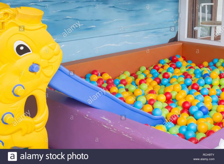 Faites Glisser Et Tout-Petits Ballons Colorés Dans L'aire De intérieur Jeux Pour Tout Petit