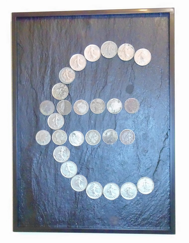 File:euro Symbol – Minimalism Art With Counterfeit Money avec Fausses Pieces Euros