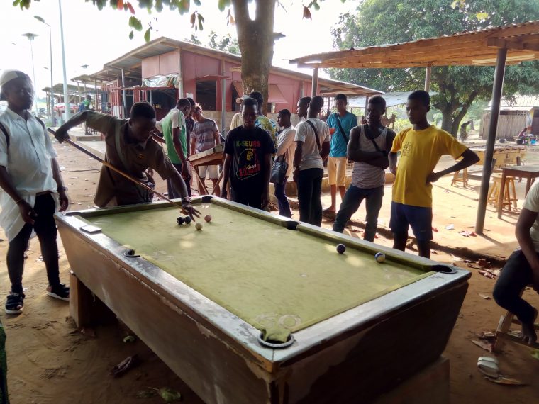 File:jeux De Billard À L'université Du Benin – Wikimedia serapportantà Jeux De Biyare