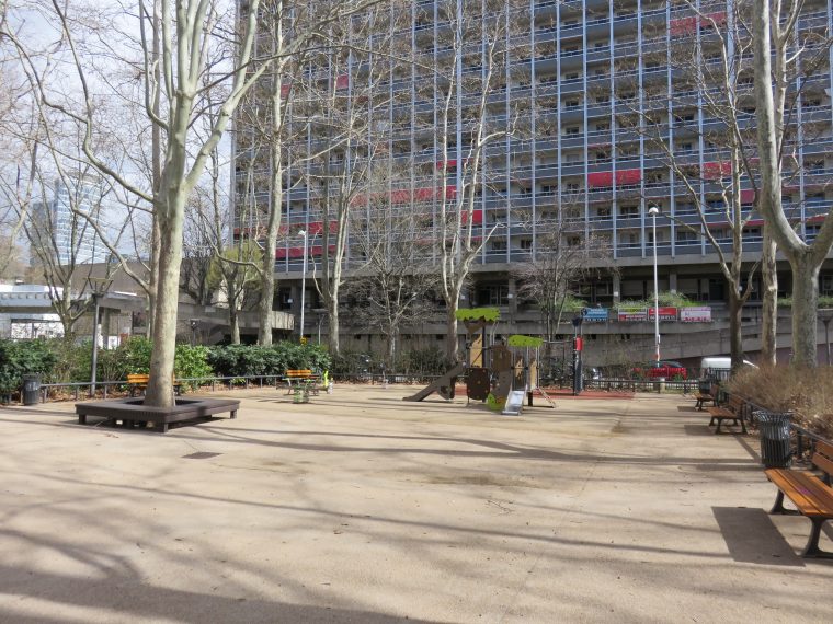 File:lyon 3E – Place Du Lac – Square Et Jeux Pour Enfants intérieur Jeux Pour Enfan