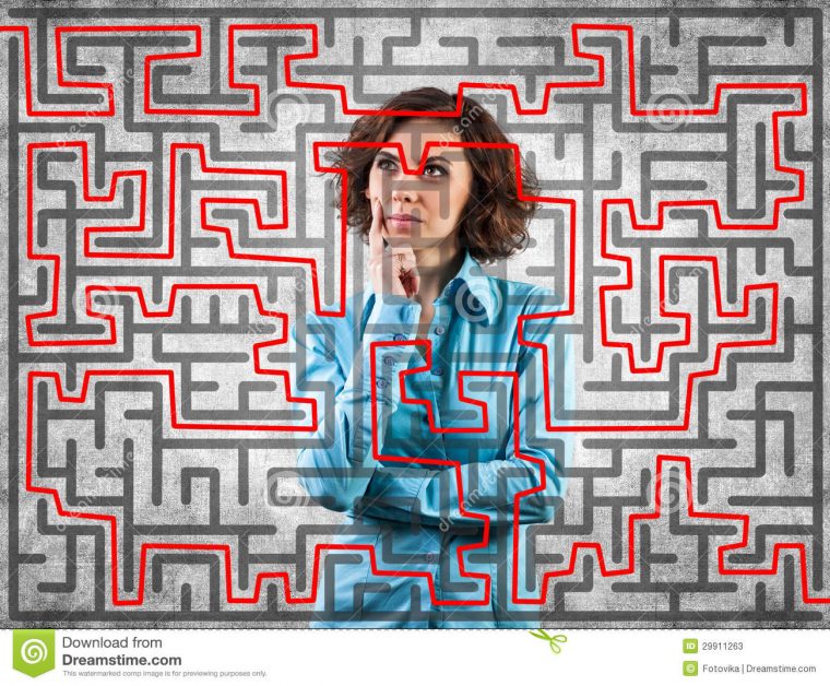 Fille Avant Un Labyrinthe Image Stock. Image Du Cerveau dedans Labyrinthe Difficile