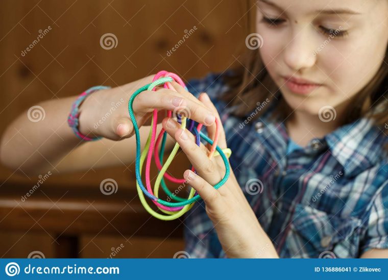 Fille Jouant Le Jeu Classique De Ficelle, Créant Des Formes avec Jeux De Intelligence De Fille