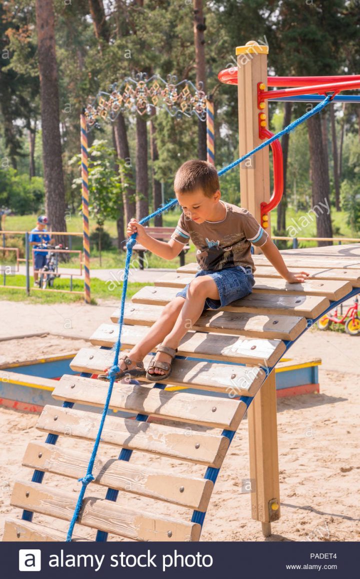 Garçon 4 Ans Sur L'aire De Jeux. Quatre Ans À Jouer À Un Jeu dedans Jeux Pour Les Garcons De 4 Ans