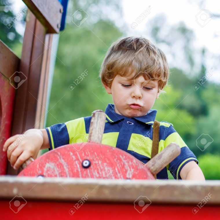 Garçon Drôle Fait Semblant De Conduire Une Voiture Imaginaire Sur L'aire De  Jeux Pour Enfants, À L'extérieur. Le Jour D'été Chaud. dedans Les Jeux Des Garçons De Voiture