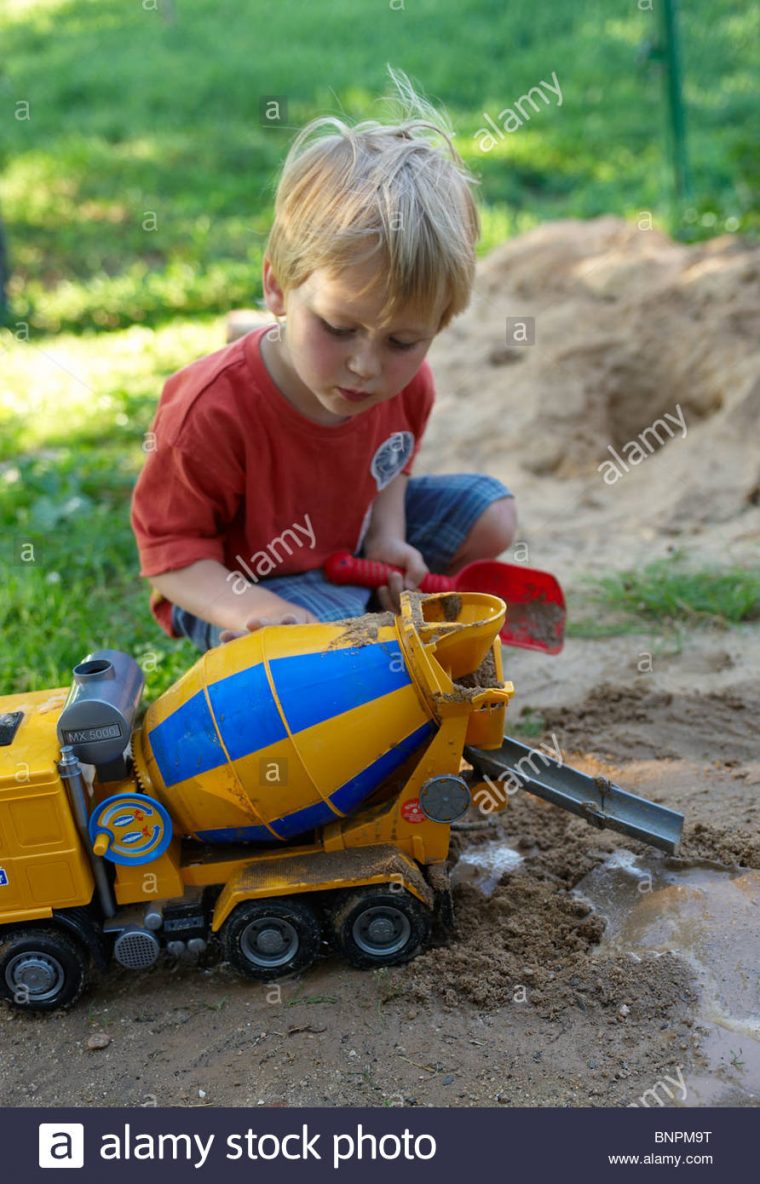 Garçon Enfant À Sable En Jouant Avec Leur Nom Et Les Jouets intérieur Jeux De Garçon 3 Ans