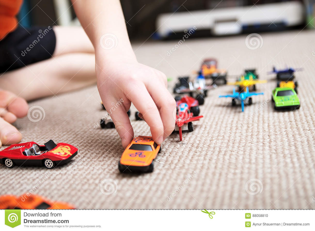 Garçon Jouant Avec La Collection De Voiture Sur Le Tapis Jeu dedans Jeux De Voitures Pour Enfants