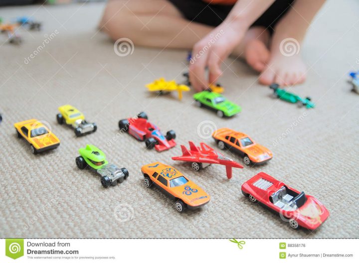 Garçon Jouant Avec La Collection De Voiture Sur Le Tapis Jeu intérieur Jeux De Voitures Pour Enfants