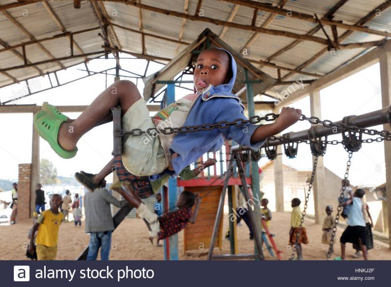 Garçon Sur Une Balançoire, Aire De Jeux Pour Enfants Dans Le à Jeux Africains Pour Enfants