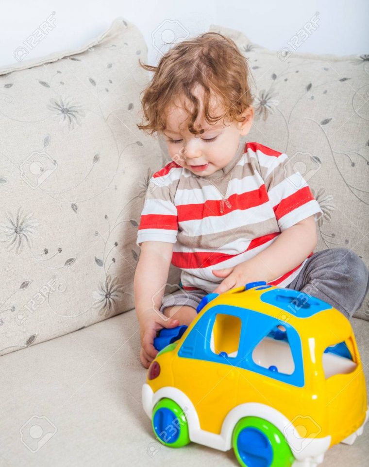 Gé De 11 Mois Jeu Portrait De Bébé Avec Une Voiture De Jouet. intérieur Jeux Voiture Bebe