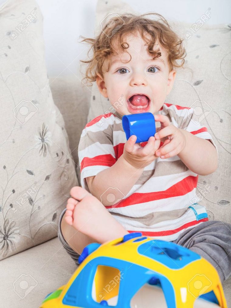 Gé De 11 Mois Jeu Portrait De Bébé Avec Une Voiture De Jouet. serapportantà Jeux Voiture Bebe