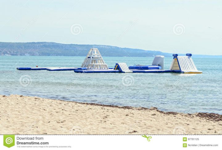 Glissière D'eau Bleue Sur La Plage De Mer, Le Jeu D'enfants pour Jeux De Saut Dans L Eau