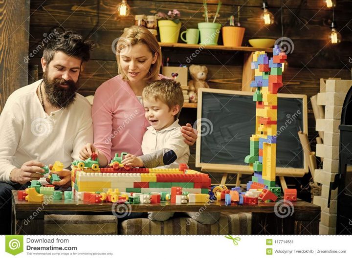 Gosses Jouant Avec Des Jouets Belle Famille Dans La Salle De concernant Jeux De Course Enfant