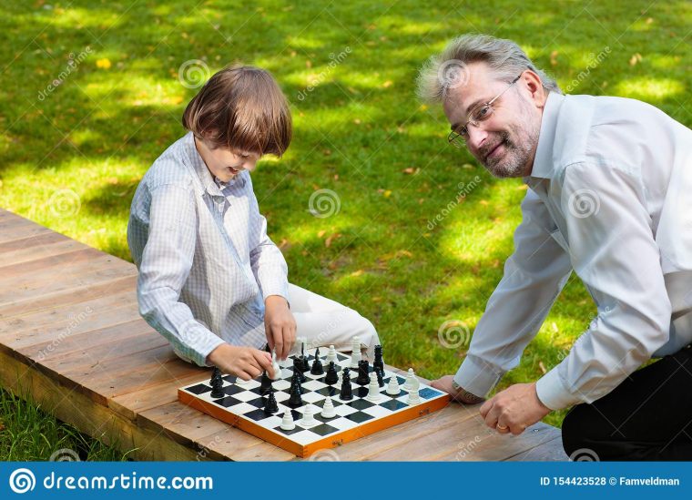 Grand-Père, Père Et Enfants Jouant Aux Échecs Photo Stock intérieur Jeux De Grand Garçon