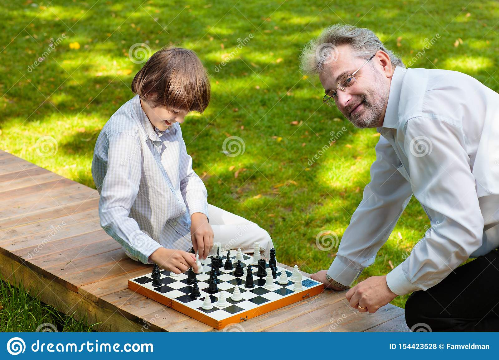 Grand-Père, Père Et Enfants Jouant Aux Échecs Photo Stock intérieur Jeux De Grand Garçon 