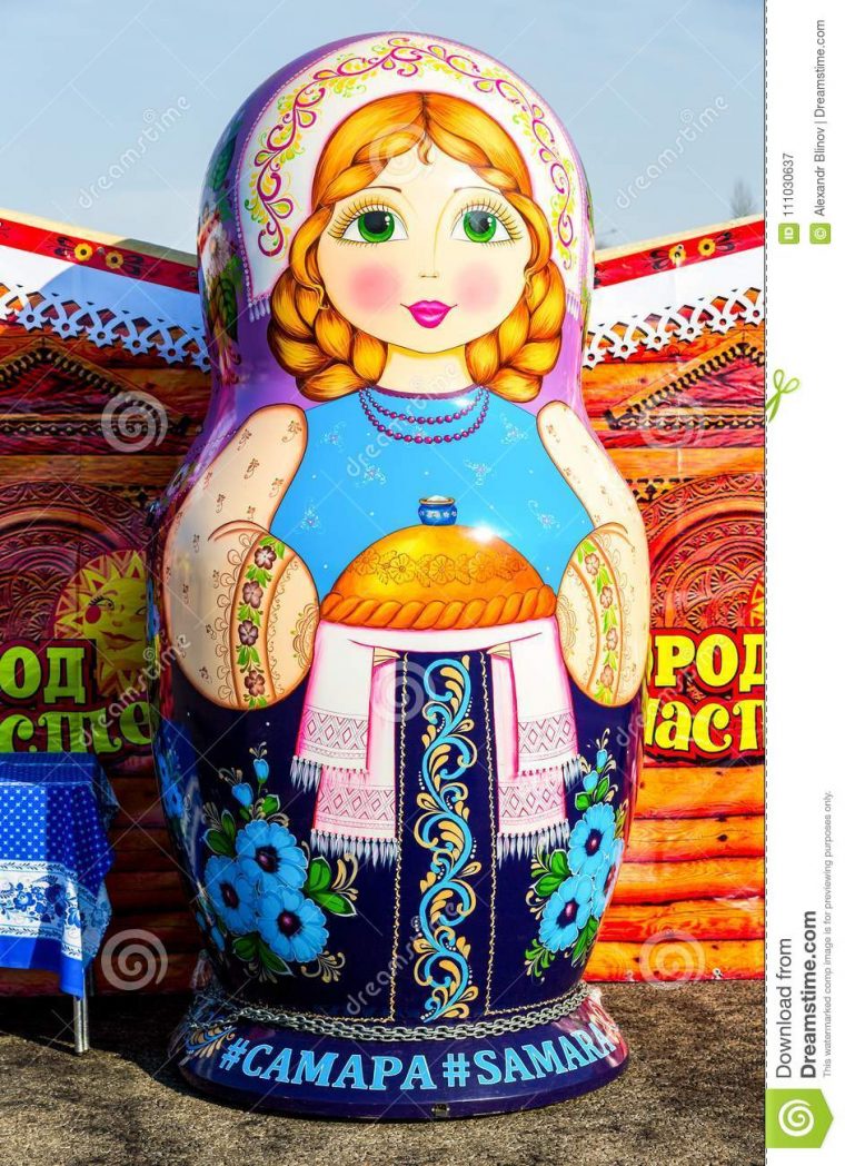 Grande Poupée De Matryoshka Également Connue Sous Le Nom De destiné Nom Poupée Russe