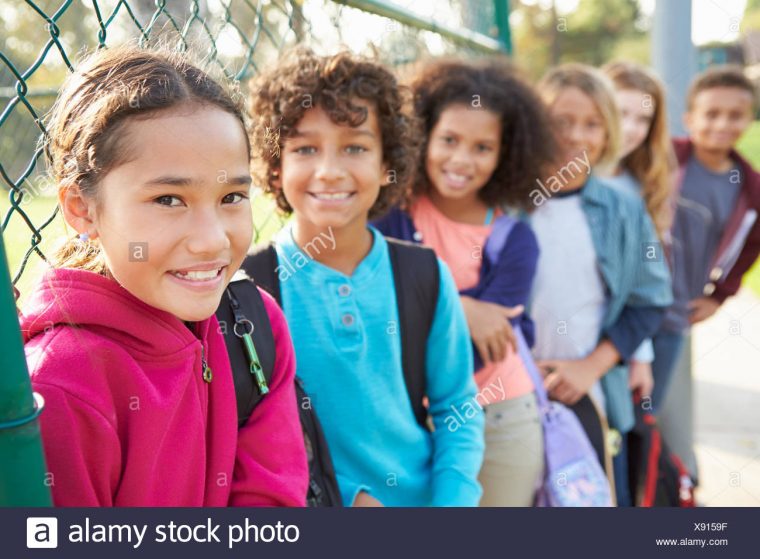 Groupe De Jeunes Enfants Traîner Dans Jeux Pour Enfants avec Jeux Pour Jeunes Enfants