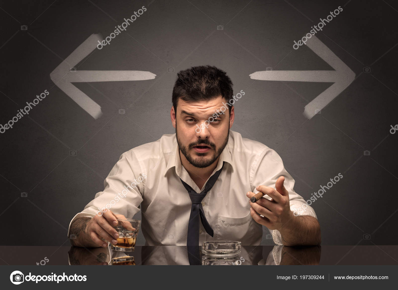 Homme Ivre Assis À Table Avec Des Flèches Autour tout Ivre Mots Fleches