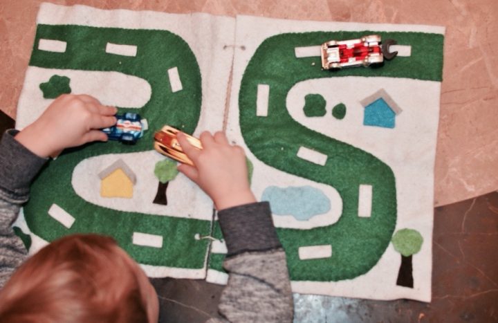 Idée De Jeux : Une Piste De Course Parfaite Pour Voyager à Jeux De Course Enfant