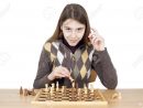 Intelligent Jeune Fille Jouant Aux Échecs - Bon Jeu D'échecs Requiert De  L'intelligence, De La Patience Et Une Bonne Stratégie serapportantà Jeux De Intelligence De Fille